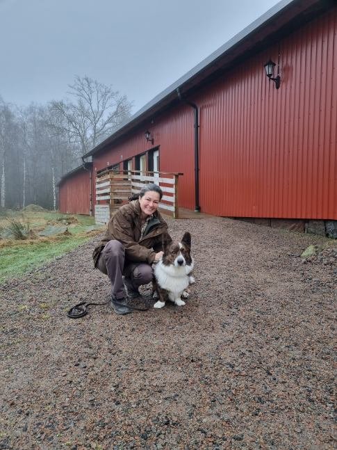 Hund och veterinär utanför kliniken nära Halmstad